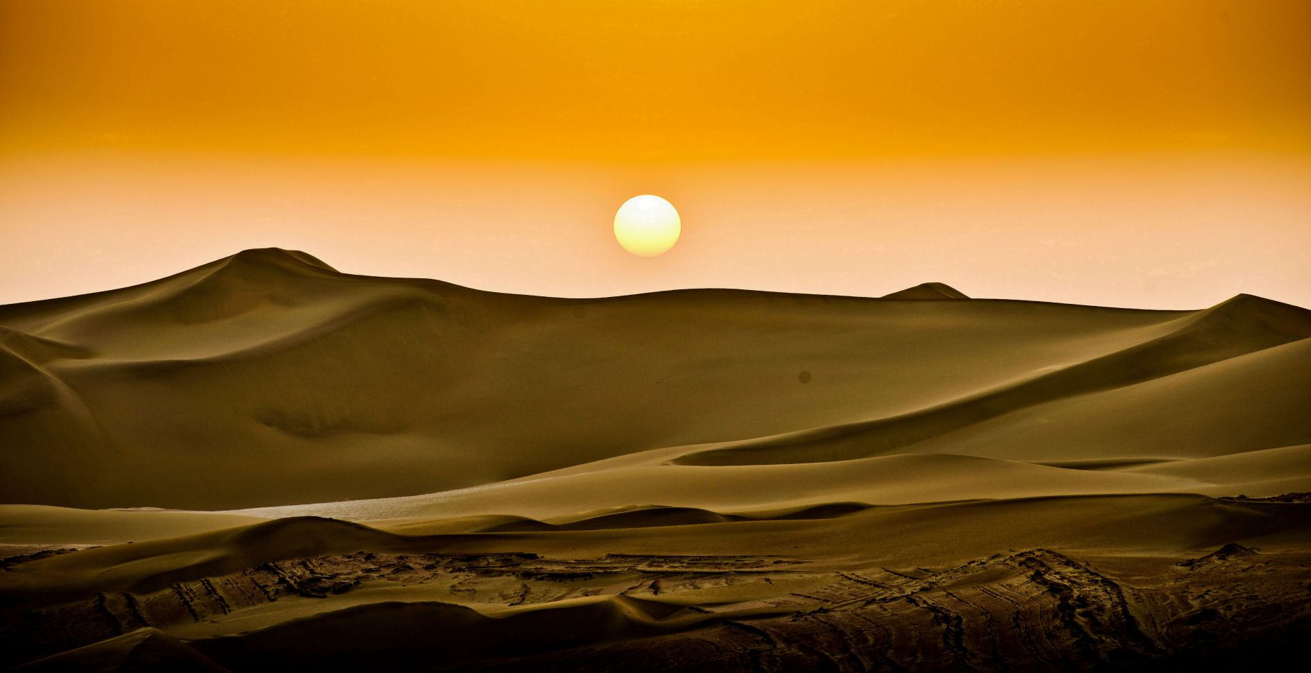 大漠落日圆寂图片