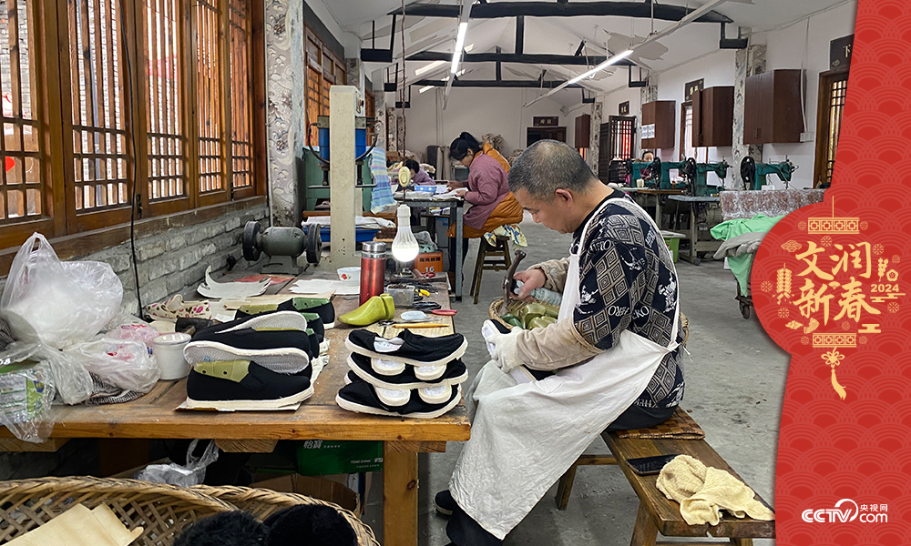 唐昌布鞋坊内的工人正在赶制布鞋　王凡摄