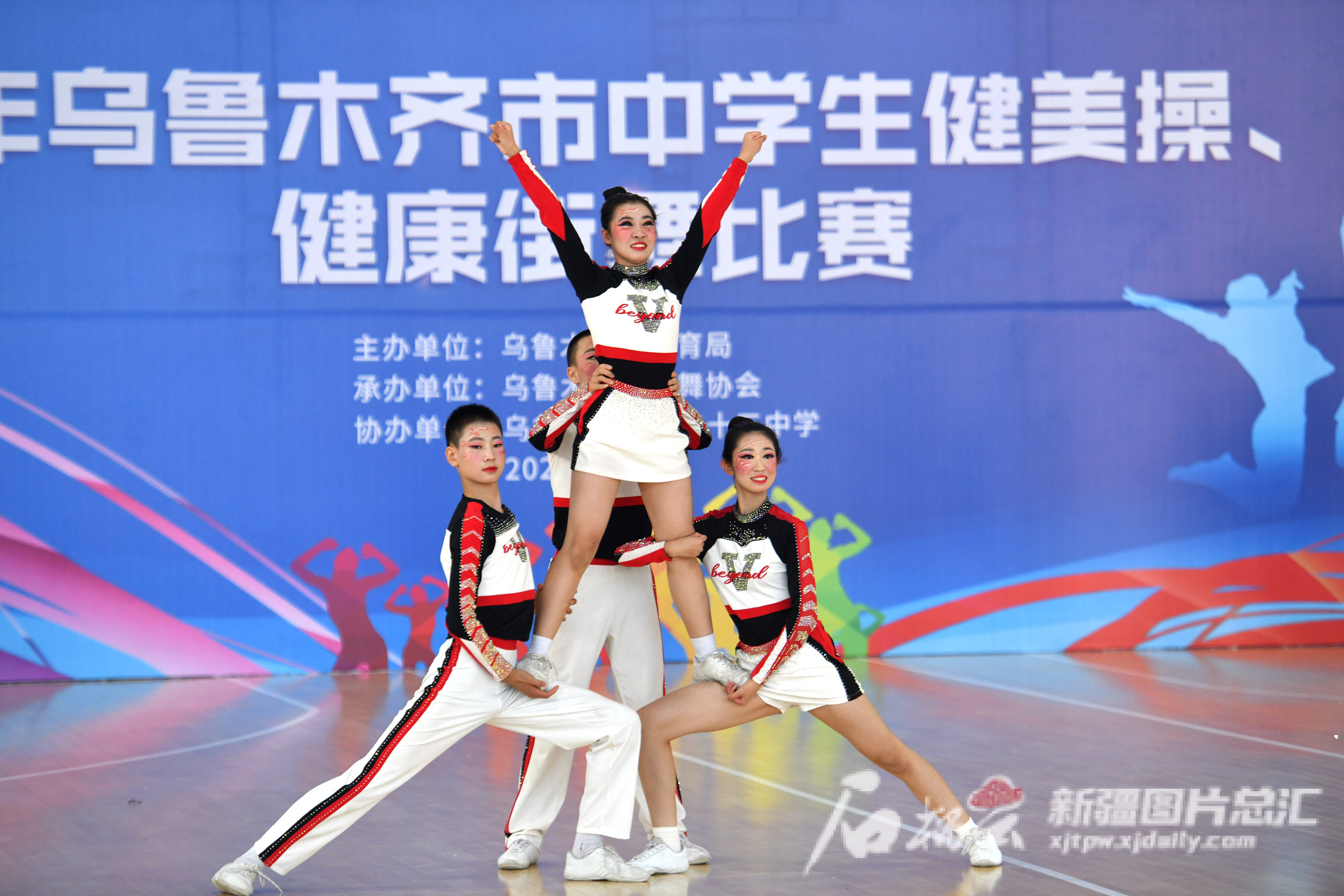 健美操和啦啦操的异同点（浅谈健美操和啦啦操的异同点,及你对这两项活动的看法） 健美操和啦啦操的异同点（浅谈健美操和啦啦操的异同点,及你对这两项活动

的见解
） 健身健美