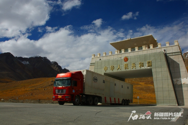 红其拉甫口岸国门。（摄影：朱明俊）