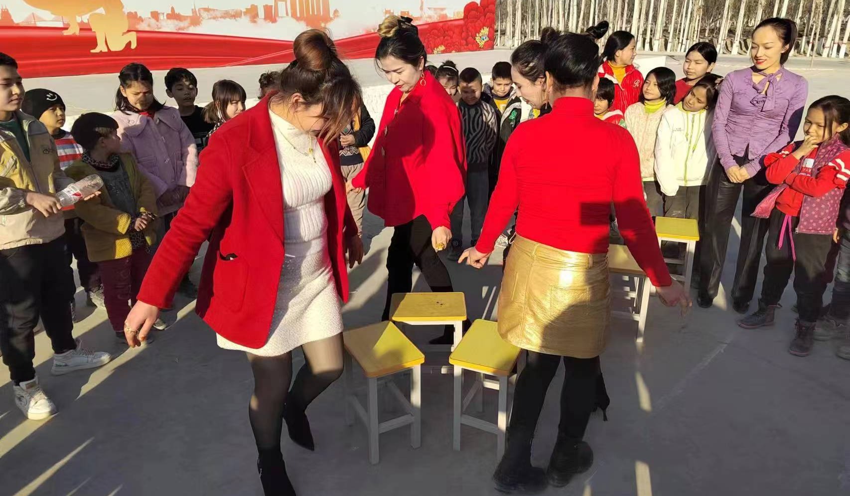 群众村晚抢板凳.jpg