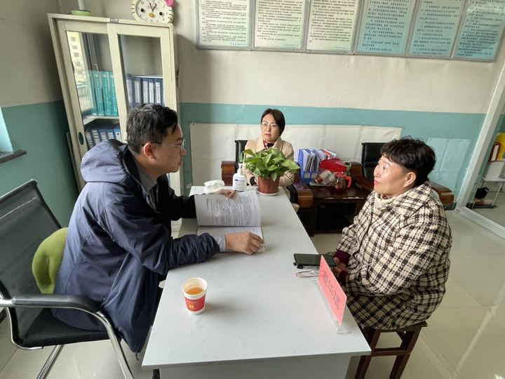 库车市第四小学-3月-8日-开展三八妇女节义诊进校园活动照片2.jpg