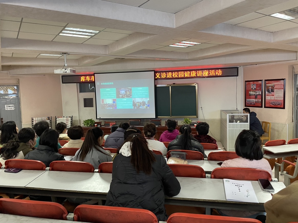 库车市第四小学-3月-8日-开展三八妇女节义诊进校园活动照片4.jpg