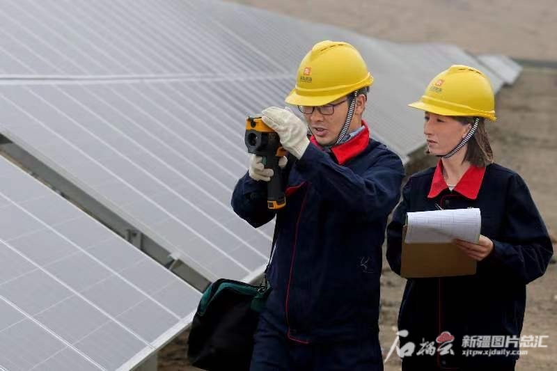 6月18日，尼恰·西仁汗（右一）和同事一起巡检。石榴云/新疆日报记者蔡增乐摄